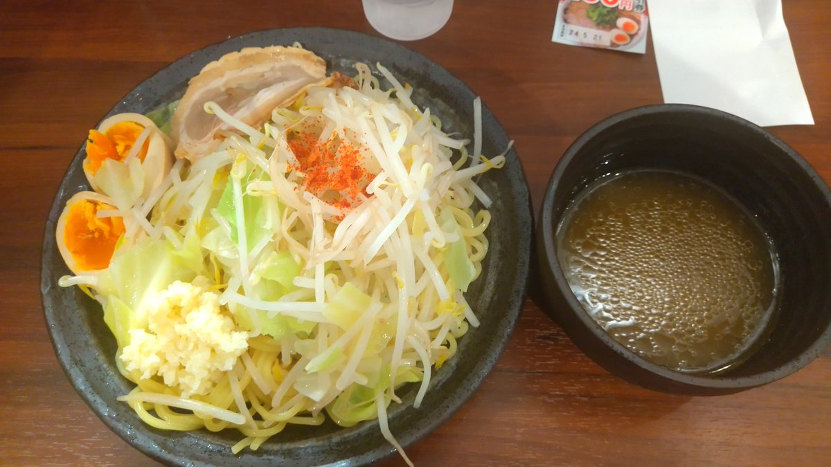 本日は五井の魁力屋さんでこれまた期間限定のにんにく冷やし塩つけ麺を頂きました🤤
これ先週行ったときに見て にんにくが頭を離れなくて🤤
つい来てしまいました🤤麺がキンキンに冷えてて美味しかったです
明日は人に会えないぞ、でもラーメン屋さんは行きます  
美味しかったです
ご馳走さまでした🤤