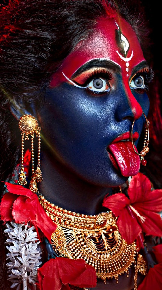 || 𝑾𝒉𝒚 𝑴𝒂𝒂 𝑲𝒂𝒍𝒊'𝒔 𝑻𝒐𝒏𝒈𝒖𝒆 𝑲𝒆𝒆𝒑 𝒉𝒂𝒏𝒈𝒊𝒏𝒈? || Maa Kali's appearance is characterized by her prominently hanging tongue, which is often 𝐦𝐢𝐬𝐮𝐧𝐝𝐞𝐫𝐬𝐭𝐨𝐨𝐝 as a sign of her bloodthirsty nature. However, this is a clear misconception as per the…