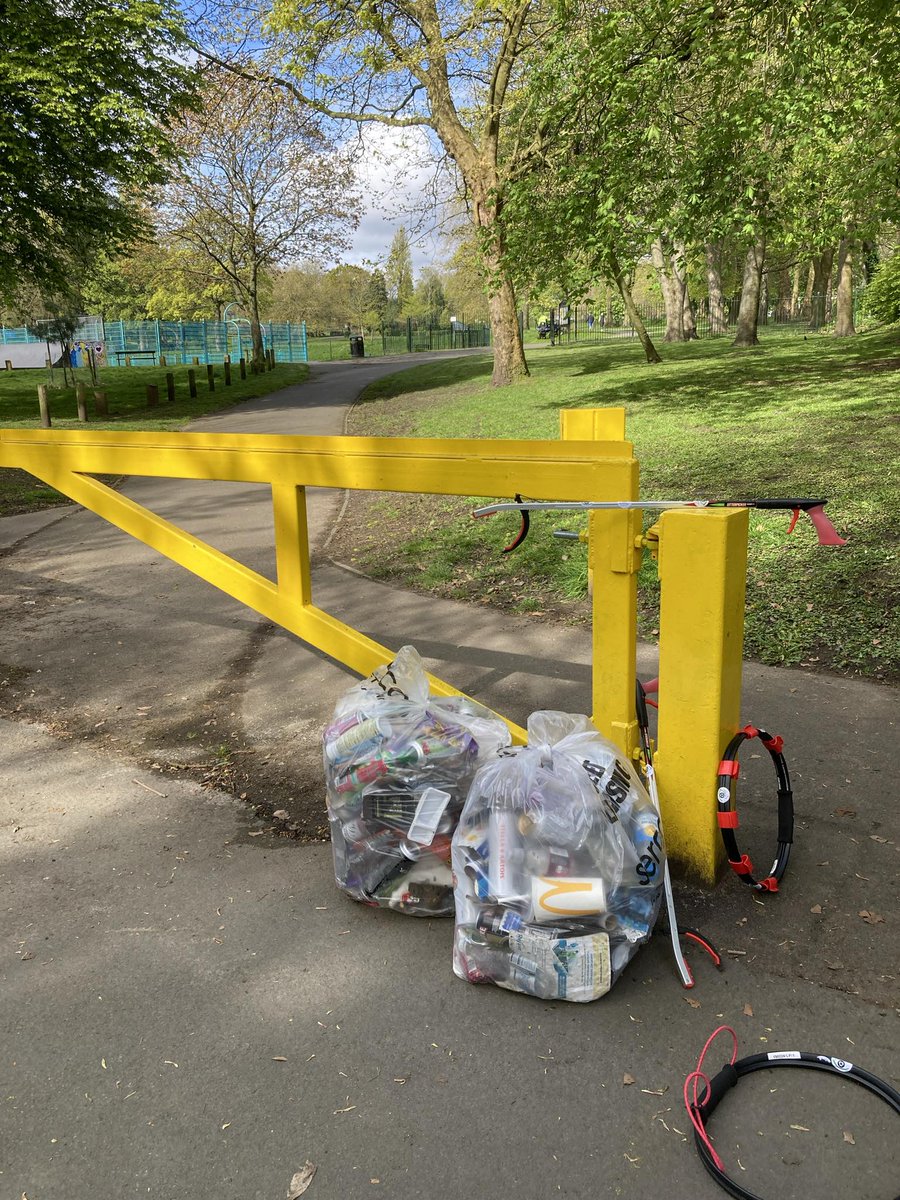 What a fantastic Friday at Brunswick Park Wednesbury! Joy & Pete, the dynamic, inlaws, duo, embarked on a litter-picking adventure under the sunny but chilly skies. 4 bags of litter, all while clocking in their daily steps. #adoptastreet #volunteers @SercoESUK @sandwellcouncil