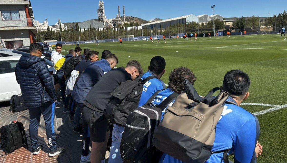 UCAM_Sports_Uni's tweet photo. 🏟️⚽️Para finalizar el viaje del Máster en Preparación Física y Readaptación Deportiva en Fútbol, los alumnos visitaron la Ciudad Deportiva del @LevanteUD, donde vieron el entrenamiento del 1er equipo y recibieron charlas formativas de los readaptadores y servicios médicos https://t.co/5B6ipdXapZ