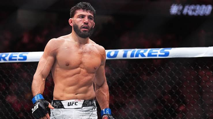 🇦🇲 Arman Tsarukyan'ın #UFC300 kartında seyirciye saldırmasıyla ilgili hem para cezası alması hemde spordan süreli men edilmesi gündemde. Komisyon bu saldırıyı çok ciddiye alıyor. 

Konu haftaya görüşülecek.