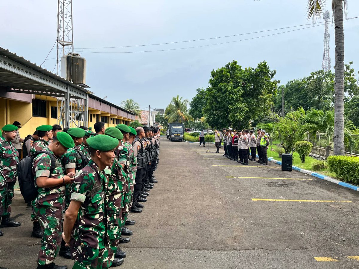 Polres Metro Tangerang Kota Bersama TNI Melaksanakan Giat Apel  Pengamanan  Gardu Induk Sepatan dan Kantor Induk PLN.

@spripim.polri 
@divisihumaspolri 
@listyosigitprabowo 
@kapolresmetrotangerangkota