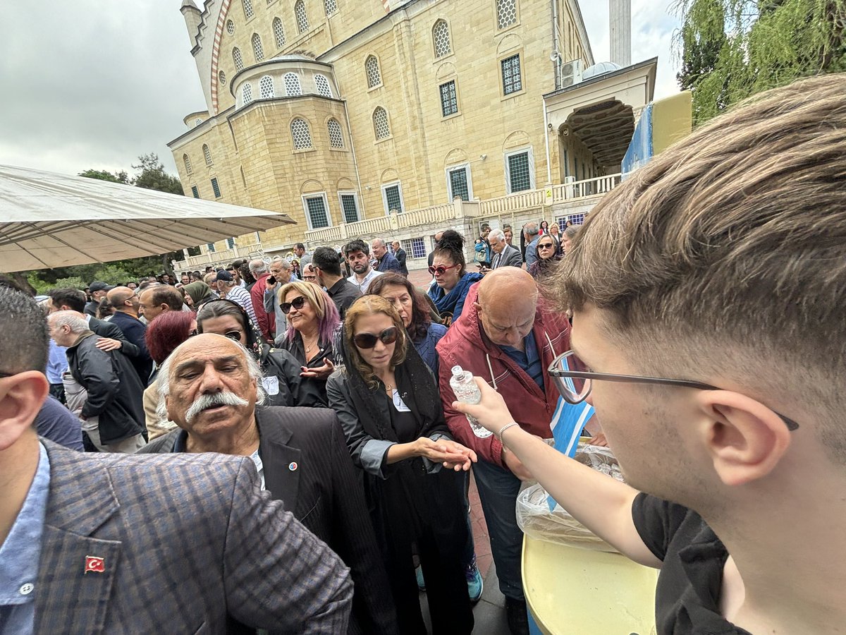 Bakırköy Ülkü Ocakları olarak Ataköy 5. Kısım Ömer Duruk camii cuma namazı çıkışı lokum ve kolonya ikramında bulunduk.