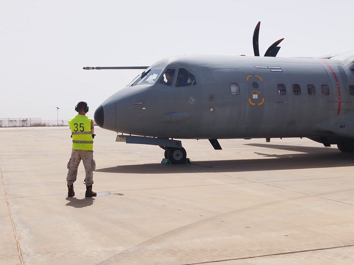 #BuenosDías desde #Senegal donde los aviadores del #DatMarfil manifiestan en cada misión la importancia de operar #24/7 como un equipo cohesionado y comprometido. Cada miembro es una pieza clave para el éxito y la seguridad de las operaciones aéreas @EjercitoAire #MOPS