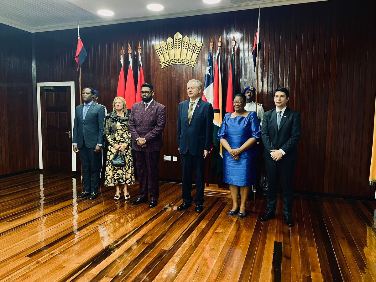 On Tuesday, April 23, Ambassador Bernardo del Picó Rubio presented his Letters of Credence to the President of Guyana, H.E. Irfaan Ali. This Embassy celebrates the beginning of his functions as Ambassador Plenipotentiary of Chile to Guyana.