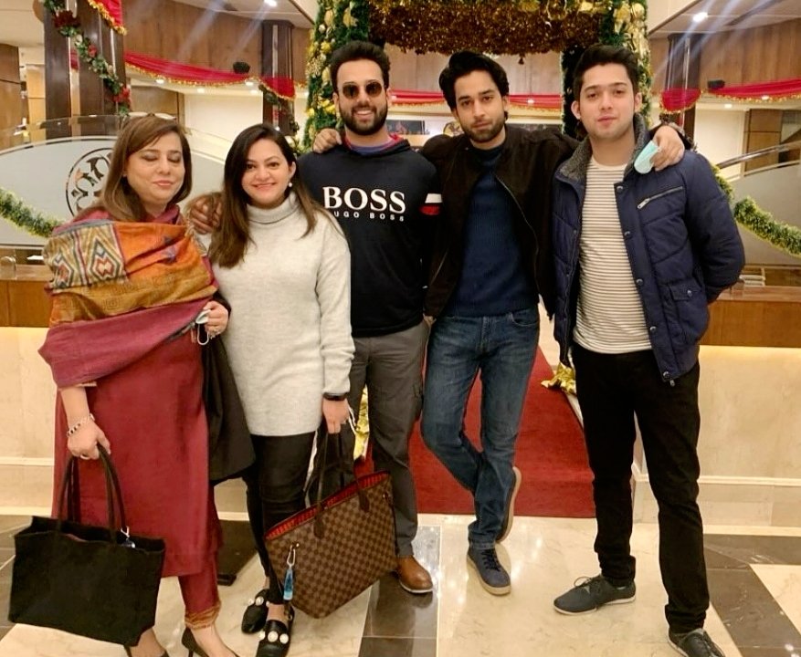 Throwback pic❤️
Bilal with his family 😍❤️

#BilalAbbasKhan
@bilalabbas_khan