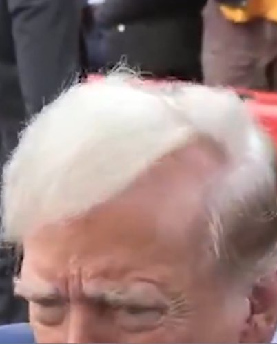 Bravomorons's tweet photo. @MeidasTouch Literally nothing under there. Flapping from the back. 🧐 https://t.co/qgdvRL7Tpb