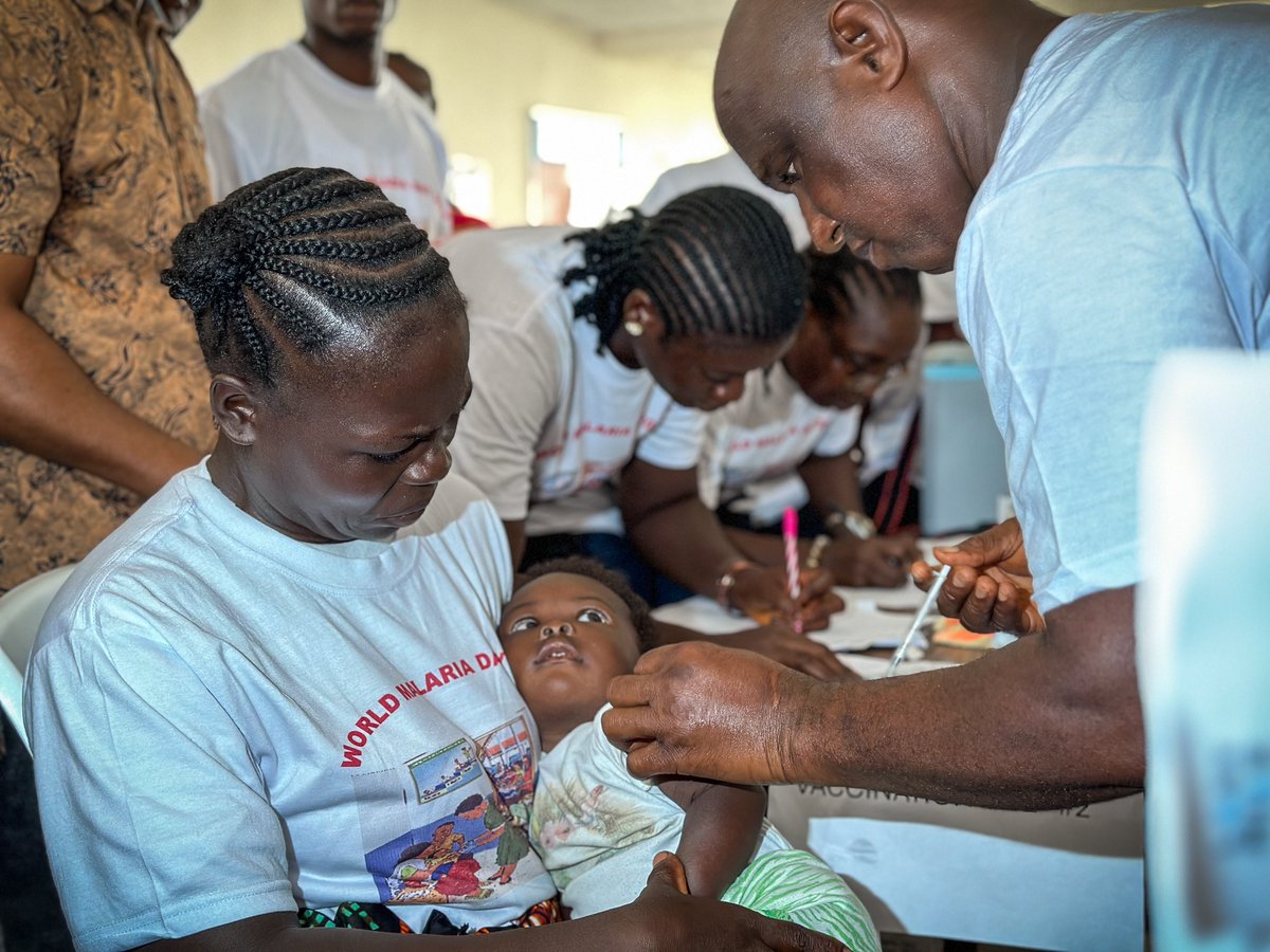 It was a great #WorldMalariaDay yesterday for members of Gbediah Town, Liberia where the Ministry of Health, partners @gavi @WHO @UNICEF @USAID @PMIgov Jhpiego @lastmilehealth & community members came together to launch & administer the 1st dose of the malaria vaccine in Liberia!