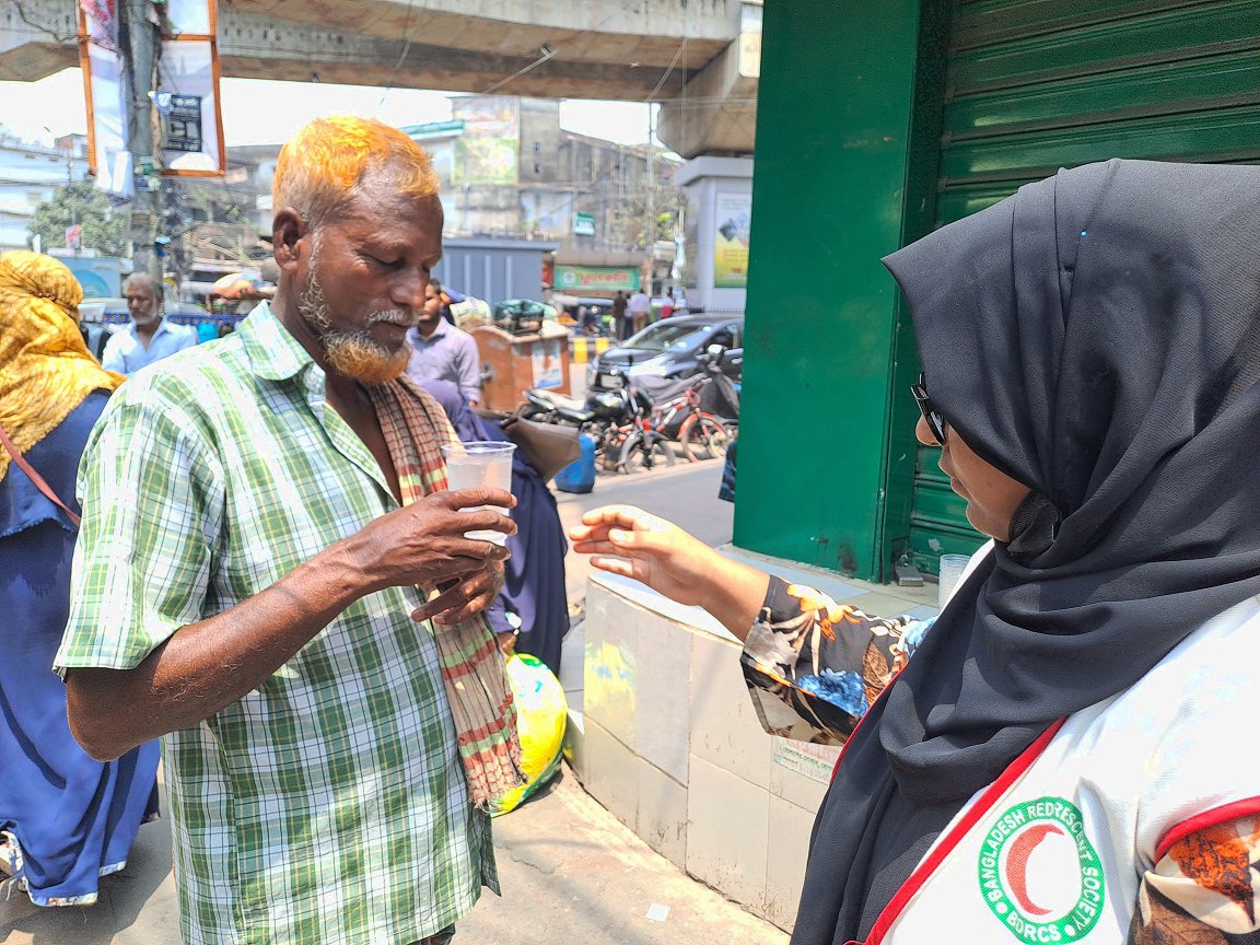 #Chattogram #RedCrescent volunteers (pic) distributed cold drinks to outdoor workers, rickshaw drivers, traffic police & pedestrians as @IFRC_DREF sends 500k CHF to support first-ever @BDRCS1 activation of early action protocol for #heatwave - bit.ly/49TEHXO