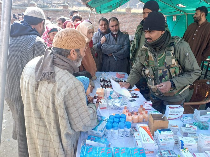 A Med cum Vet Camp was org by #IndianArmy at Bararigund village in coord with the Civ Adm. 

The positive impact of such events extends beyond immediate health benefits, contributing to the overall #welfare of the #community.
#AwamKiFauj
#JammuAndKashmir 
#Noida