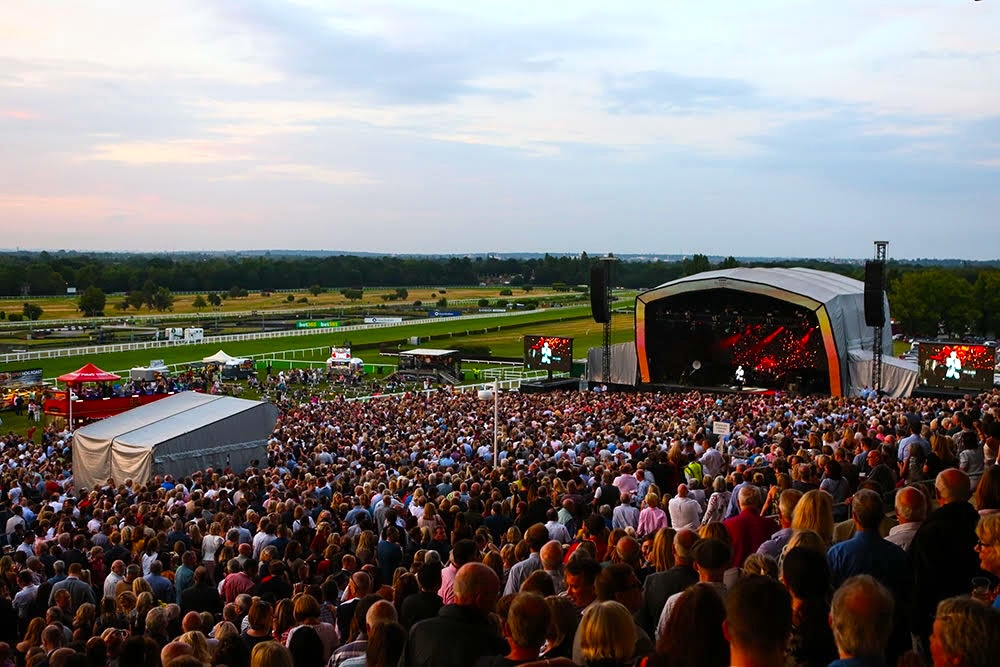 🎶 Live music lovers, get ready for an amazing summer at Sandown Park Racecourse in Esher! After thrilling races, enjoy big-name stars performing under the stars on July 26, July 31, and August 8. Don't miss out! 🌟🎤 bit.ly/44hV8MD