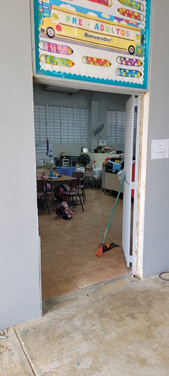 Brigada de Soldadura de Omep Humacao IV realizando labores de instalación de puerta en la Escuela Pre-Vocacional Casiano Cepeda del Municipio de Rio Grande. Siempre laboramos para beneficio de la comunidad escolar.