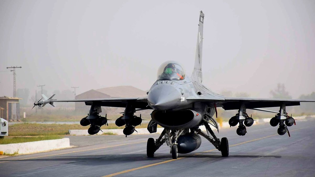 12 x Mk 82s + F-16 = Bingo fuel in 12 mins! 😄 A heavily laden #Pakistani F-16 taxing for take off. Even with the induction of the JF-17 and J-10, the F-16 continues to serve as PAF's most important fighter. ~75 are currently in 'active' service.#avgeeks #aviation