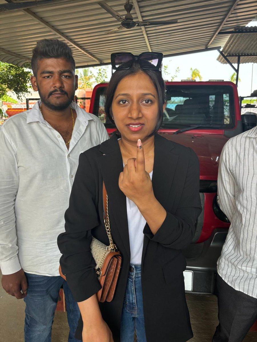 #LokSabhaElections2024 #LSPollsWithTNIE Sonica, an IT consultant in London, came to her native Kalenahalli village in #Mandya spending nearly Rs 2 lakh to cast her vote on Friday @NewIndianXpress @ramupatil_TNIE @KannadaPrabha @ShivascribeTNIE