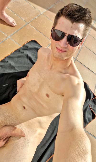 Petit moment de d&eacute;tente au soleil. Ca fait du bien d'&ecirc;tre nu pour bronzer. Pas de trace de maillot 🫣