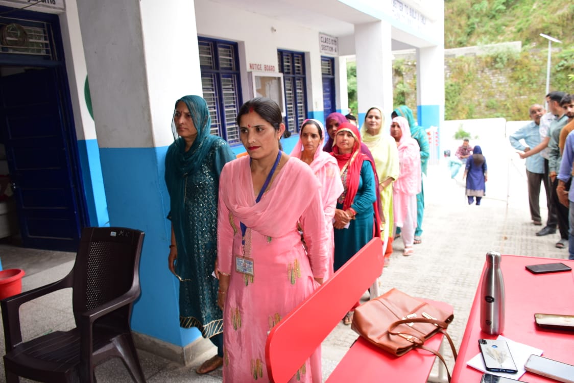 Voters casting their votes at PS Aghar Jitto, Reasi at GHSS Aghar Jitto. #ChunavKaParv #DeshKaGarv #IVote4Sure #NoVoterToBeLeftBehind @ECISVEEP @SpokespersonECI @diprjk @dmjammuofficial @infjammu @airnewsalerts @ANI @PIBSrinagar