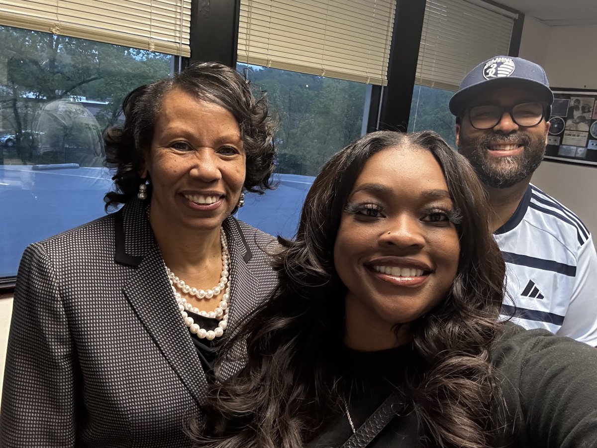 TGIF🥳

We’re live @Hot103Jamz spotlighting one of my fav mentors - Carla Wilson, UMKC’s First Female Athletic Director! #BlackWomensHistoryMonth 🤎🌟

#HustleAndShyne 🎙️ @playmaker316