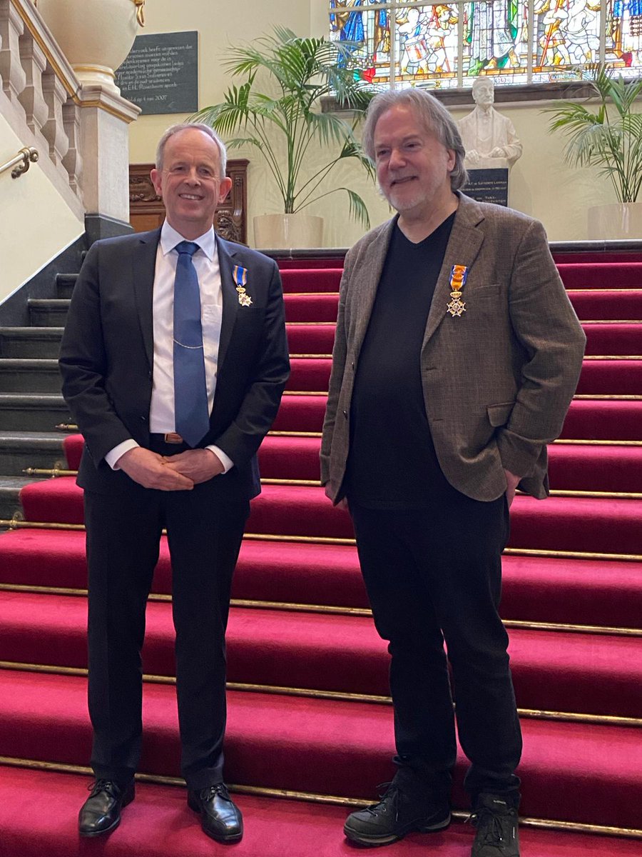 Prof. dr. Gerard van den Berg (r) (@UniGroningenFEB / @umcg) en prof. dr. Erik Frijlink (l) (@ScienceLinX / @umcg) ontvingen vandaag een koninklijke onderscheiding voor hun indrukwekkende staat van dienst 🎖️ Van harte! 👏 Lees meer over hun werk 👇 rug.nl/about-ug/lates…