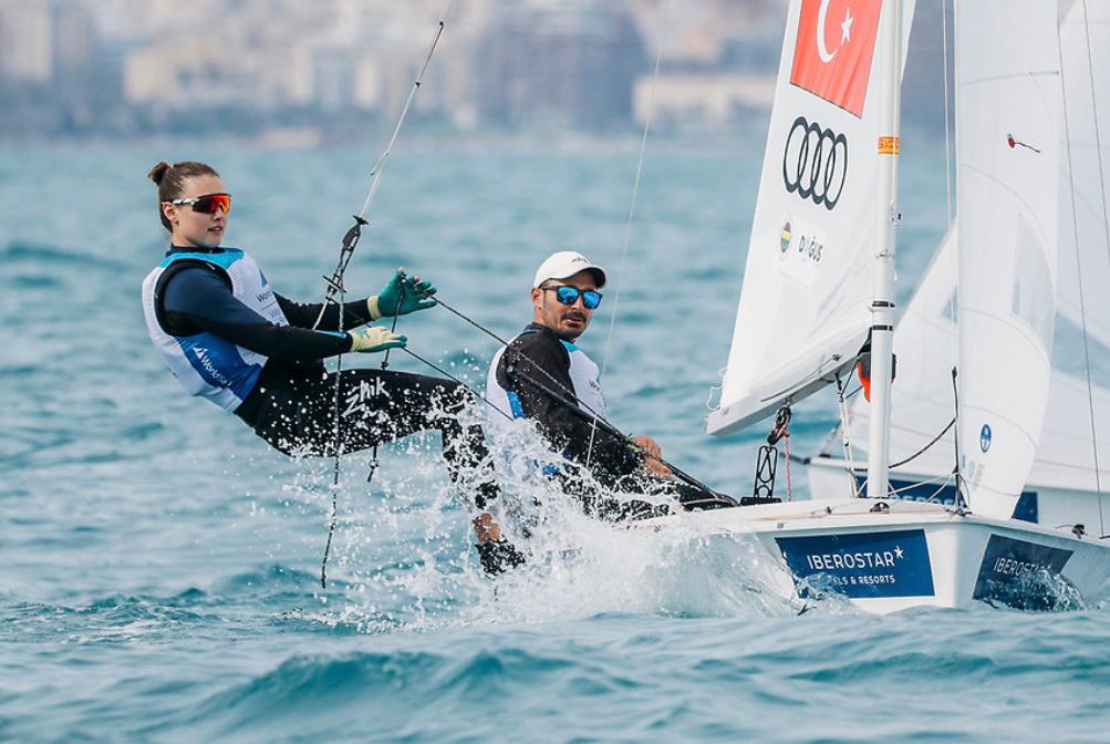 Fenerbahçe: 'Fransa’da düzenlenen Last Chance Regatta yarışlarında 470 sınıfında Fenerbahçe Doğuş Yelken Şubemizin sporcuları Lara Nalbantoğlu ile Deniz Çınar ikilisi 2024 Paris Olimpiyatlarına kota kazandı. Bu kotayla birlikte 2024 Paris Olimpiyatlarına yelken branşında son 3