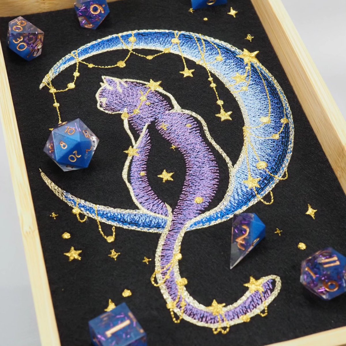 Would you let this cosmic cat sit in your lap? And if not, why are you this way? This cute #dicetray is making their way into the sh0p with the next update. (Ad) #dnd #handmadedice #dnd5e #epoxy #resin #rpg #ttrpg #diceset #würfel #d20 #dice #pnp #pnpde