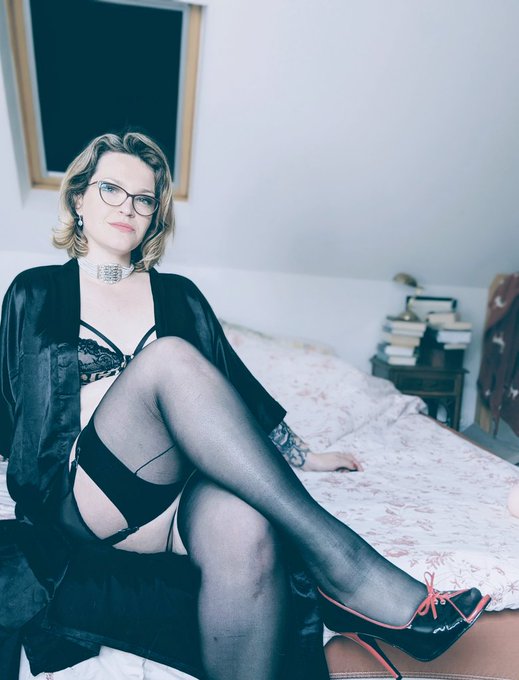 Une incroyable journ&eacute;e shows !   Mais aussi s&eacute;ances domination avec mes soumis 💸 continuez comme &ccedil;a. On<a href="/tag/throne"class="tags"><span>#throne</span></a><a href="/tag/wishlist"class="tags"><span>#wishlist</span></a>