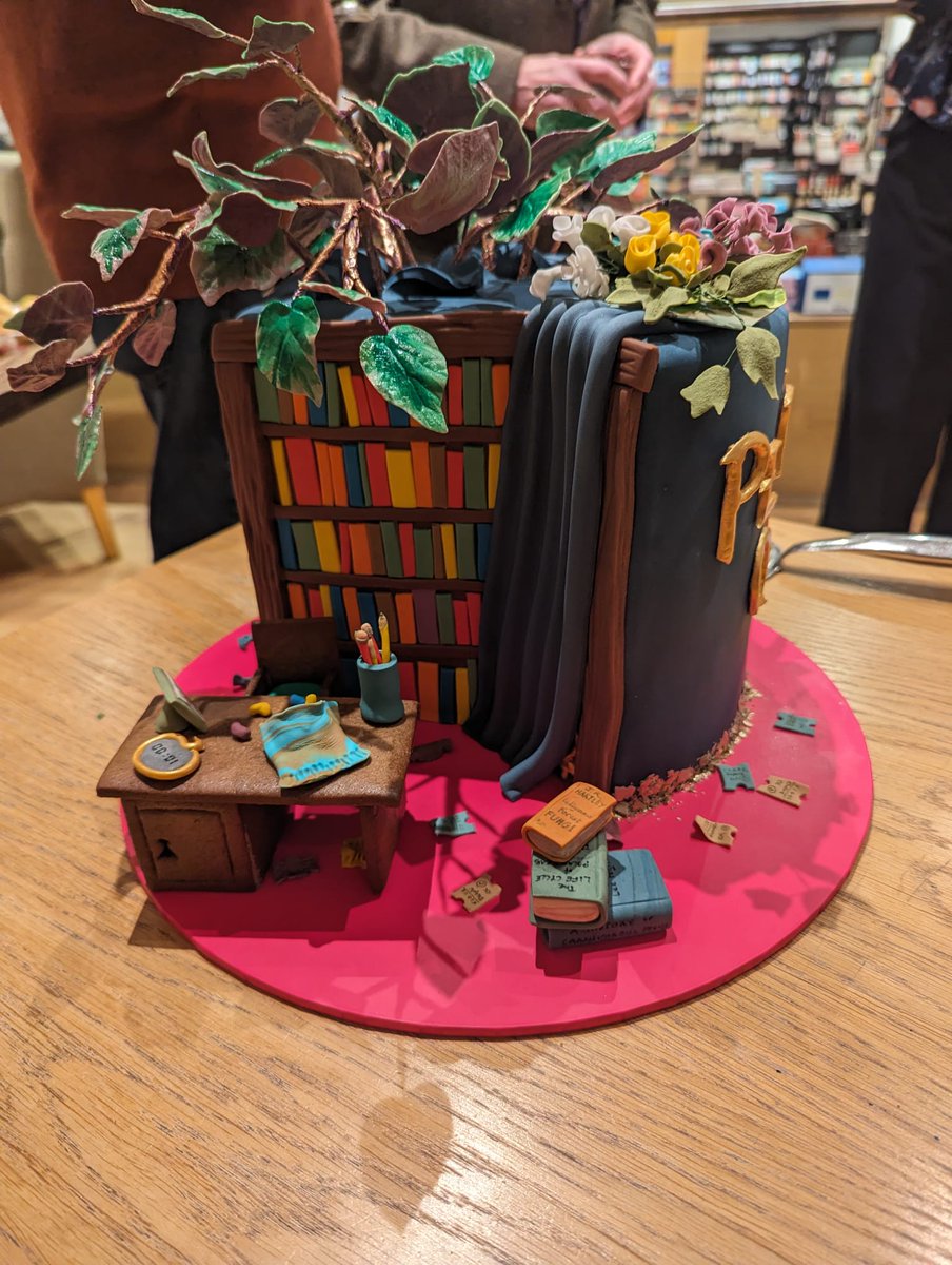 What a week for superstar author @ashbwrites and her debut middle-grade PEREGRINE QUINN AND THE COSMIC REALM ✨ It was such a joy to finally celebrate the release of this truly magical new middle-grade book at @Waterstones262 (with THE most epic cake to exist in all the realms)