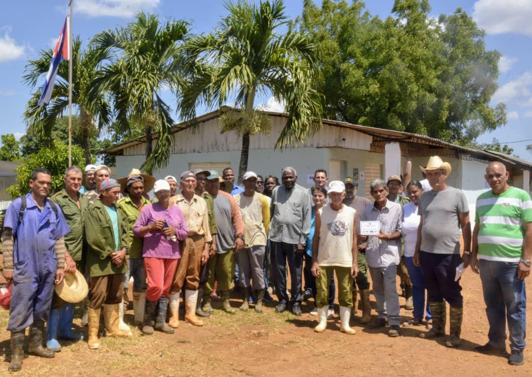 El colectivo de la finca de cultivos protegidos Las Guásimas, perteneciente a la Empresa Agropecuaria Habana, recibió hoy la distinción Colectivo #LaHabanaViveEnMí #PorCubaJuntosCreamos otorgada en saludo al 1ro. de Mayo Fue entregada por Esteban Lazo en el marco del recorrido