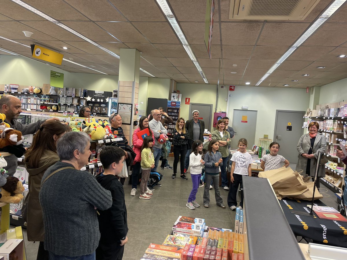 Entrega de premis de l’activitat “Un Mar de Llibres”. Un èxit! Moltes gràcies @abacus_botigues i a tos els participants.