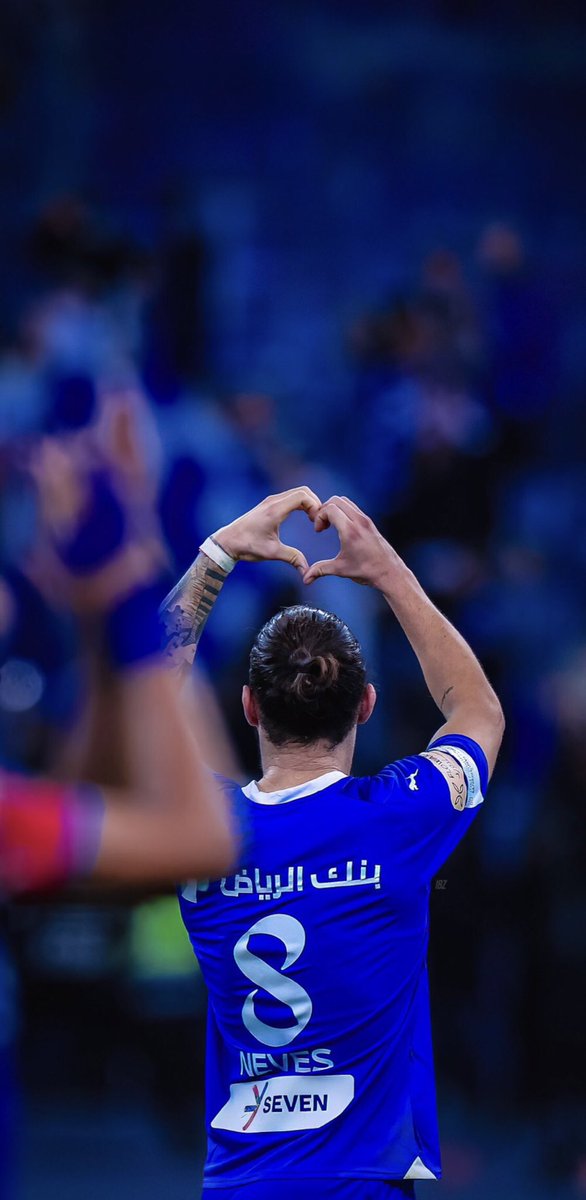 كُتِبَ على أحد الجدران:
"من لديه الرولز روبن نيفيز لا يخسّر"