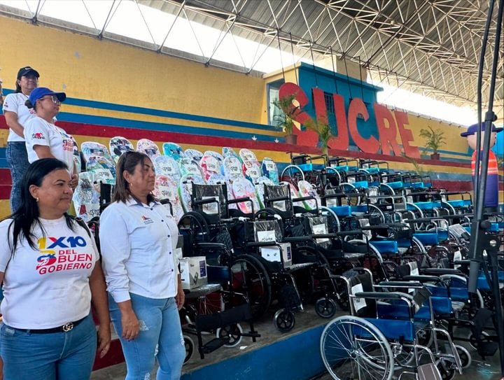 YO❤️CUMANA ❣️Trabajando por su Gente❣️ 🌻 #26Abr Desde el Polideportivo de #Cumana el alcalde ▶️ .@lossifontes ◀️ acompaño al Padrino del Estado #Sucre A/J .@remigioceballosichaso en jornada de atención integral🌻 #IgualdadYJusticiaSocial #FelizViernes ♦️.@NicolasMaduro