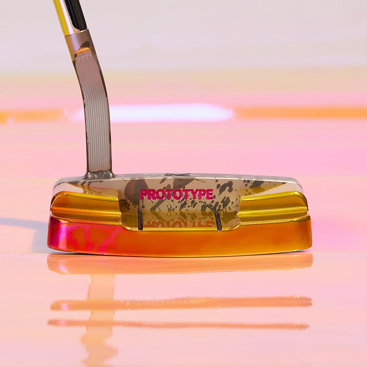 This Hexperimental INOVAI 10.0 #putteroftheweek has us captivated with its vibrant anodized finish! #bettinardi #golf #bettinardihive