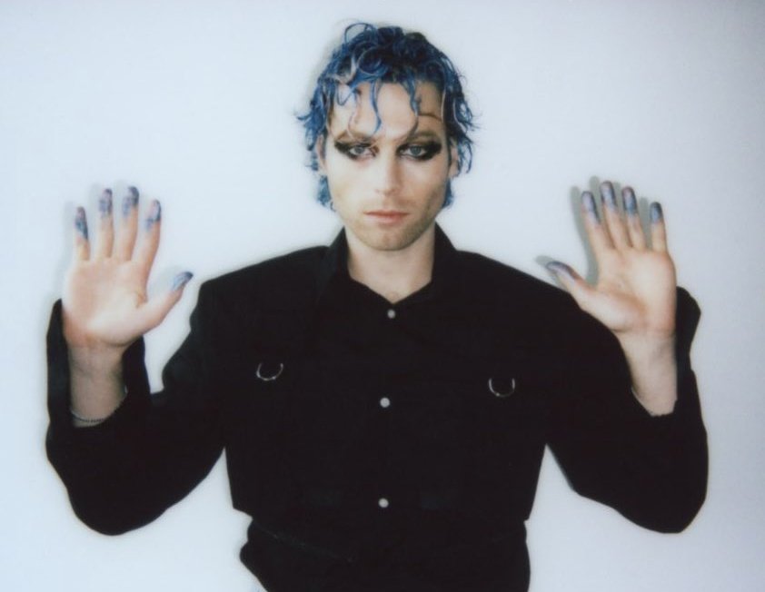 cakelovebot's tweet image. CAKE WITH BLUE HAIR???!!!!!*@&amp;amp;#&amp;amp;!*