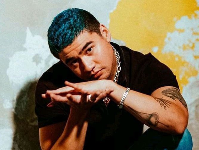 cakelovebot's tweet image. CAKE WITH BLUE HAIR???!!!!!*@&amp;amp;#&amp;amp;!*