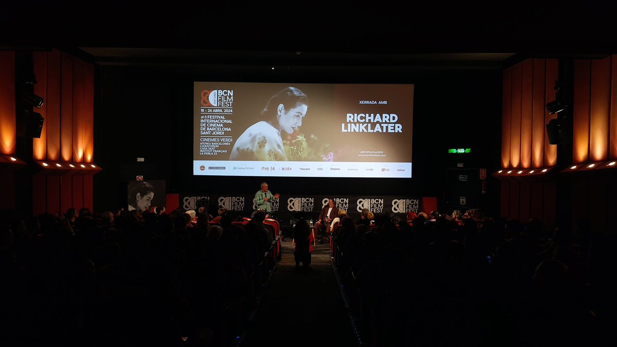 Sala plena per escoltar al gran #RichardLinklater, Premi d'Honor del #BCNFilmFest2024! ✨ 🗣️ Conversa amb el comunicador Àlex Gorina.