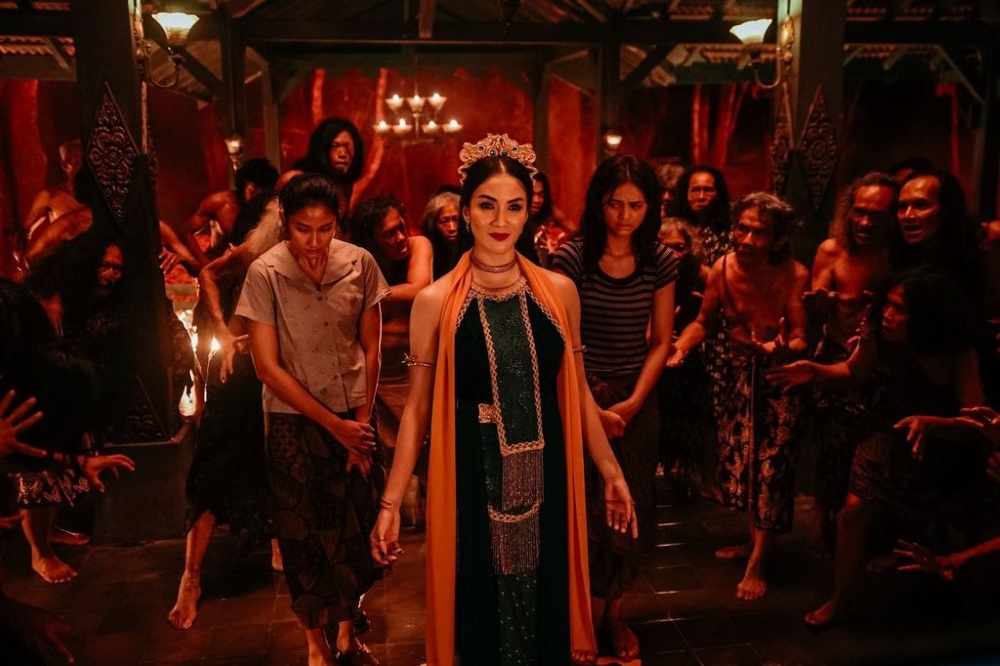 New horror movie release: Dancing Village: The Curse Begins saexaminer.org/2024/04/26/new… @BloggerTuesday @_TeamBlogger #dancingvillage #newmoviealert🚨 #newmovierelease #newhorrormovie #indonesianmovies #movienews #movienewsfriday #entertainmentnews #movies #kimostamboel