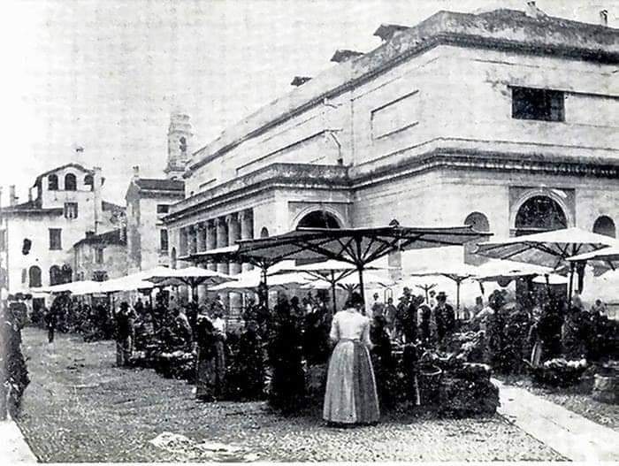 #nostalgieveronesi Quando di fronte al Teatro Nuovo c'era il Mercato di Piazza Navona 1921 ca....