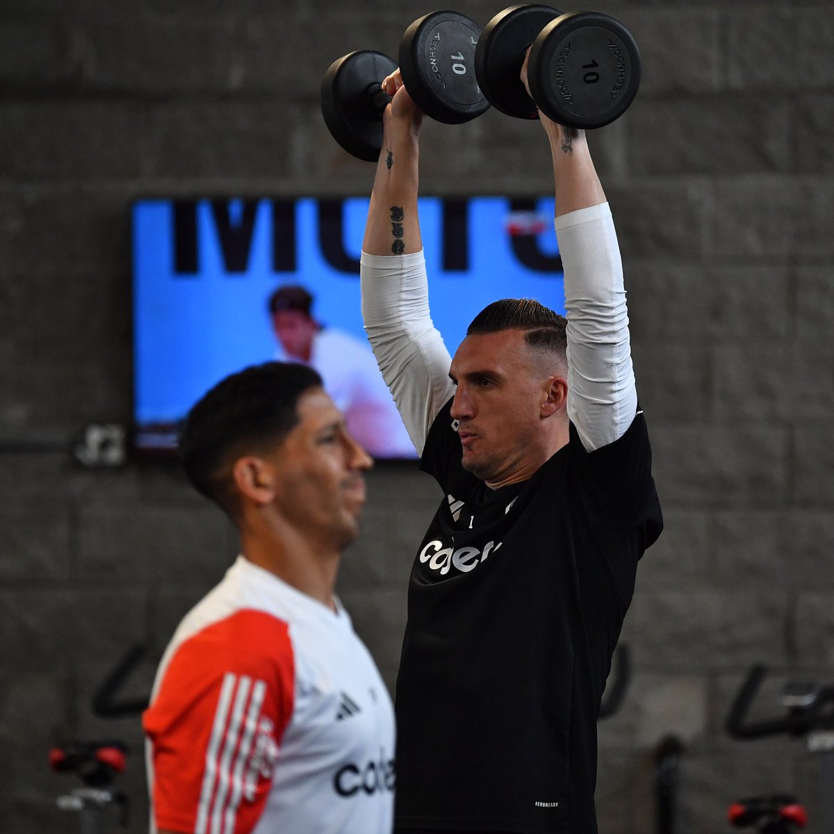 Viernes en el gimnasio 🔛🏋️