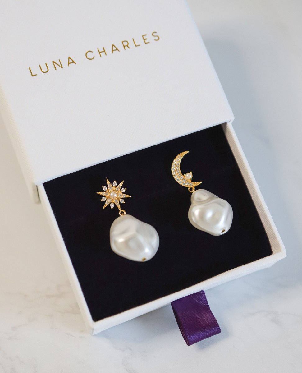 The perfect pearl pieces to add to your collection ✨️

🔎 Seraphina Earrings

l8r.it/iVt8

#ukjewellerydesigner #jewelleryuk #smalljewellerybusiness #pearlearrings #weddingjewellery #forthebride