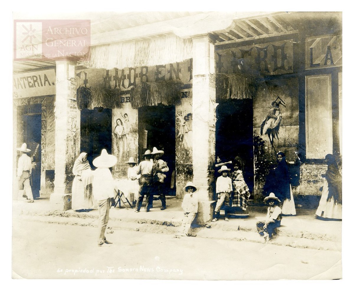 #ImagenDeLaNoche 

Durante las primeras décadas del siglo XX, el pulque y las pulquerías gozaron de un auge que lentamente fue colapsando debido a que la industria de la cerveza comenzó a tener mayor presencia en el país

📷'Una Pulquería, Tacubaya México', 1906. @AGNMex