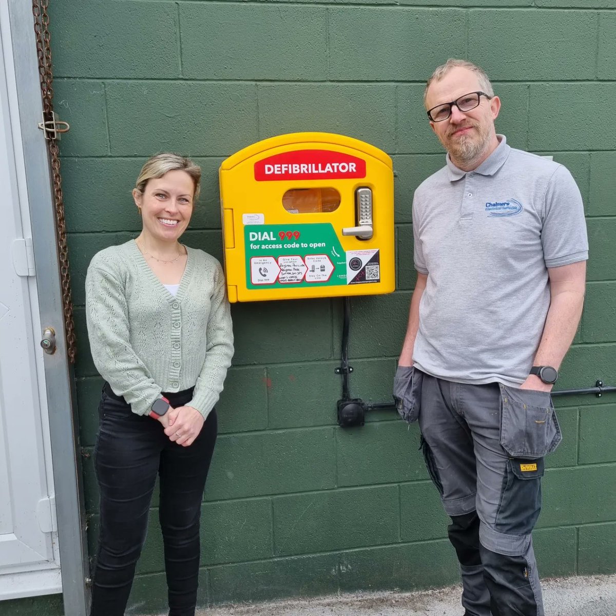 PaulAlanProject's tweet image. Our wonderful electrician, Paul (@ChalmersElec), fit our 6th public access defibrillator in Royston Park (#Sutton), today. Thank you to The Grange Day Nursery for allowing us to use their wall for the defibrillator install and electricity supply install, too!

#thepaulalanproject