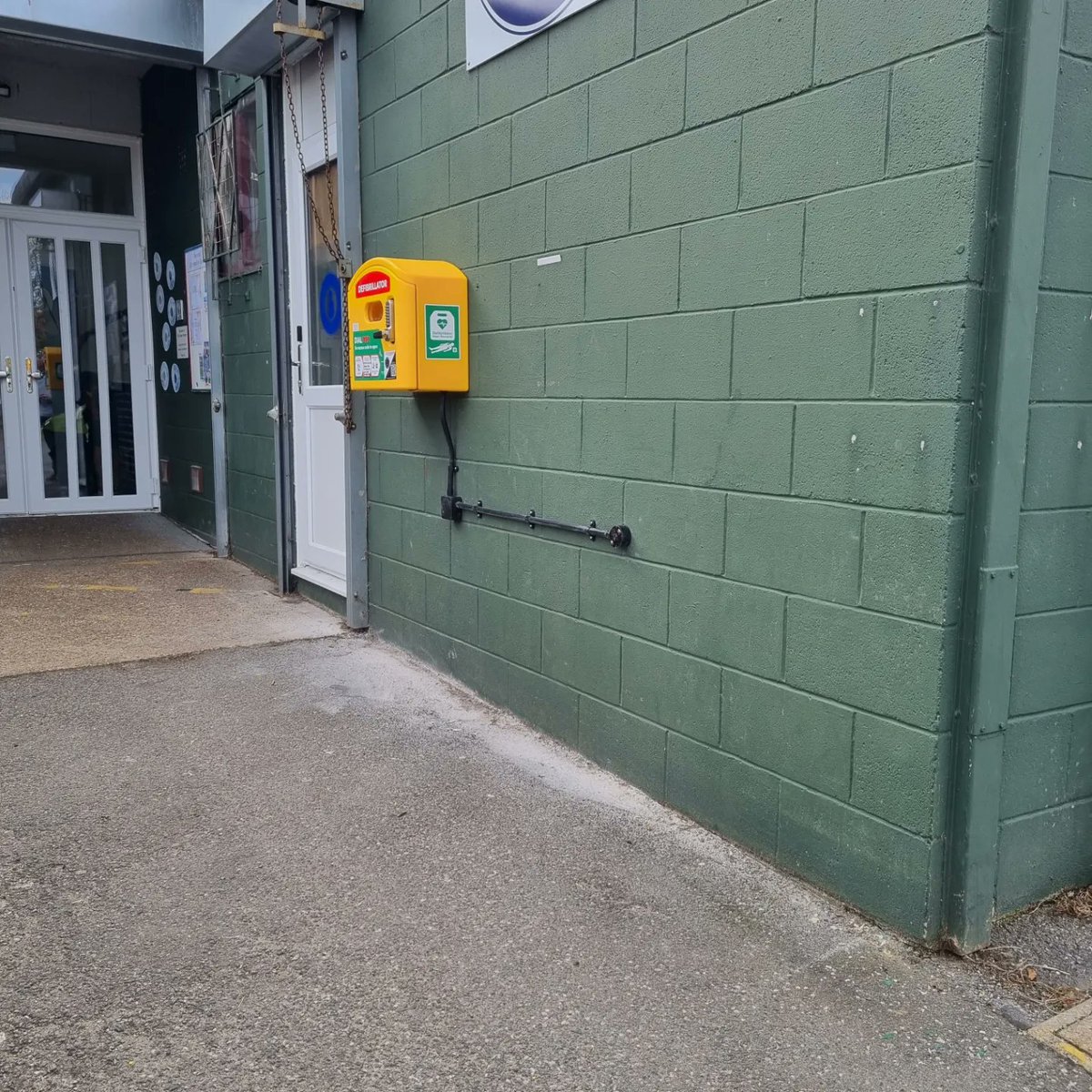 PaulAlanProject's tweet image. Our wonderful electrician, Paul (@ChalmersElec), fit our 6th public access defibrillator in Royston Park (#Sutton), today. Thank you to The Grange Day Nursery for allowing us to use their wall for the defibrillator install and electricity supply install, too!

#thepaulalanproject