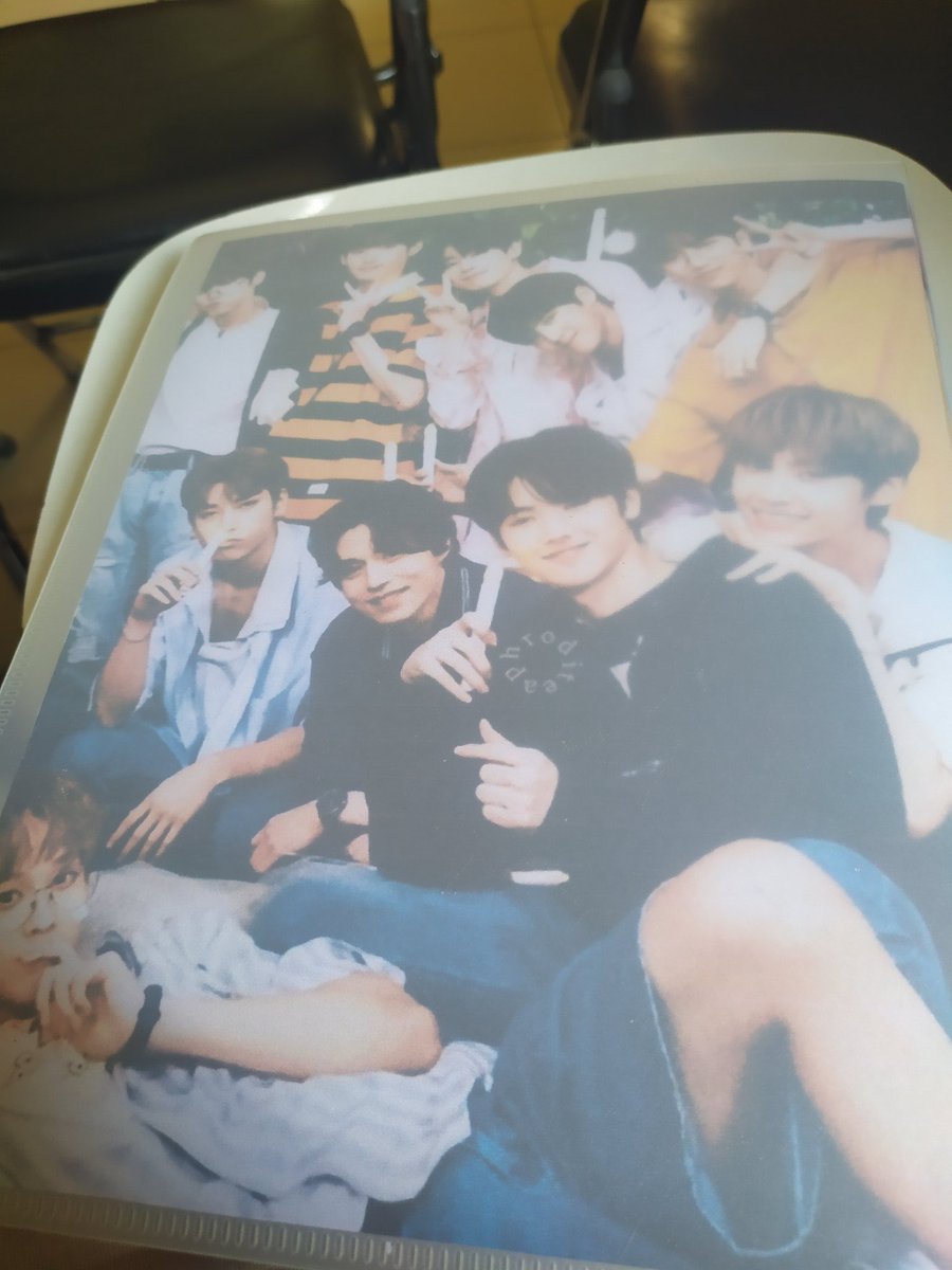 Ini binder dari jaman awal kuliah ampe sekarang udah lulus sampulnya gk pernah ganti saking masih gk relanya x1 bubar 😭