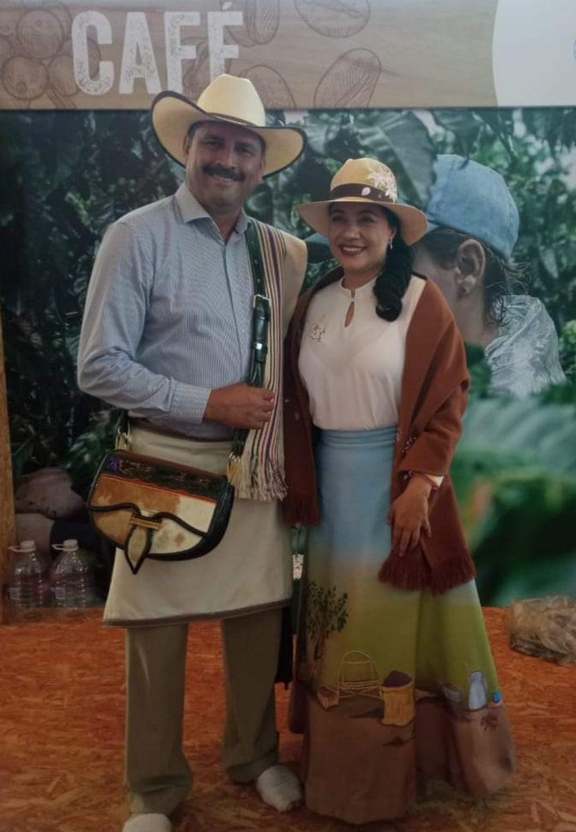 fedecacao's tweet photo. La Federación Nacional de Cacaoteros lamenta profundamente el fallecimiento de Carlos Castañeda, quien representó a @JuanValdezCafe durante dos décadas por todo el mundo.  Le enviamos un abrazo sincero a su familia y amigos. @FedeCafeteros https://t.co/UCSA2YGh5d