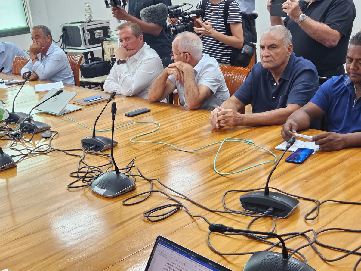 Un accord a été signé dans le conflit de la canne en #Guadeloupe. C'est la fin de semaines de mobilisation : rci.fm/guadeloupe/inf…