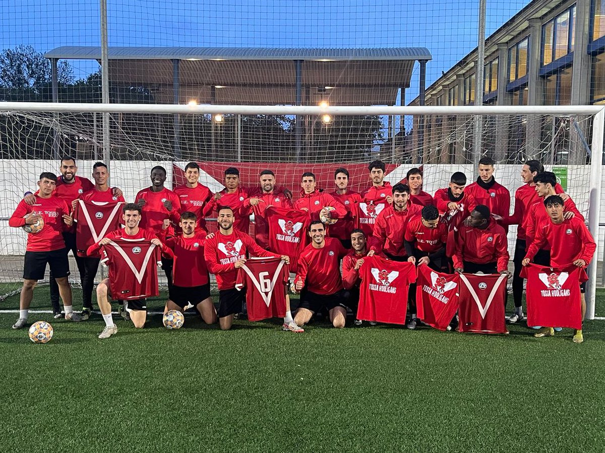 TossaHooligans's tweet photo. Avui tenim els que sempre van de vermell al Municipal, us sona algun no? ❤️🤍 Tant de dins el camp com a la grada 👹

Diumenge a les 17h tenyim el 🏟️ de vermell 🔴🔴

@UETOSSA1922
#jovaigdevermell #totsdevermell #escapulats #uetossa #tossahooligans https://t.co/leTonam5vT