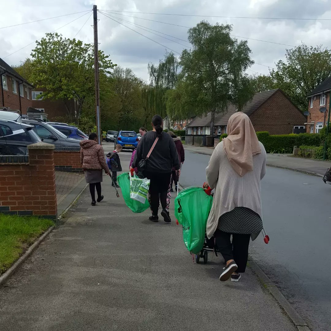 It was a quiet start to our litter pick this afternoon but we soon found enough to fill 6 bags and a bag of recycling. Thank you to the families who joined @colebridgetrust to help keep the #Kingshurst streets clean. #litter #litterpicking #familyhubs #kingshurst