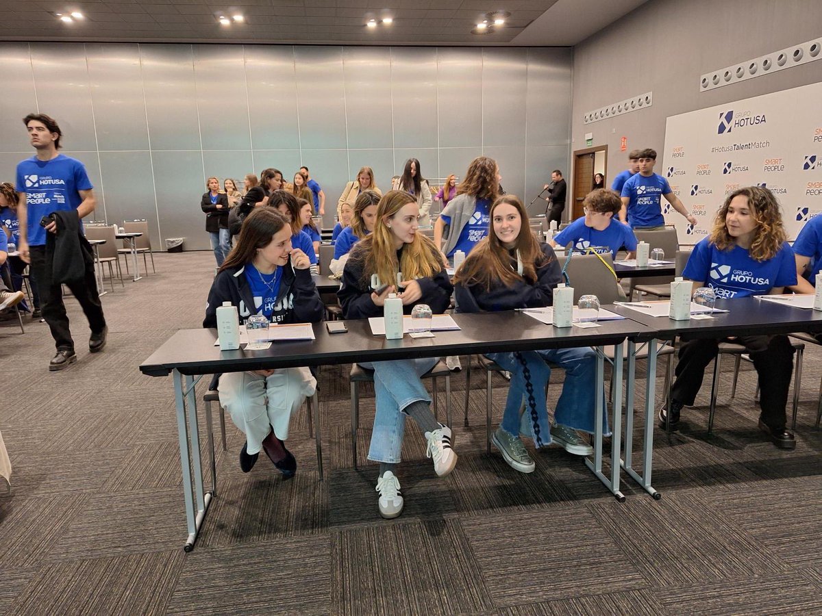 El equipo de Loyola que participa en la final del #TalentMatch de @Hotusa que premia el talento y la innovación en el sector turístico ya están en la jornada del #OpenDay acompañadas de la profesora @fgalanh. ¡Suerte! 🍀