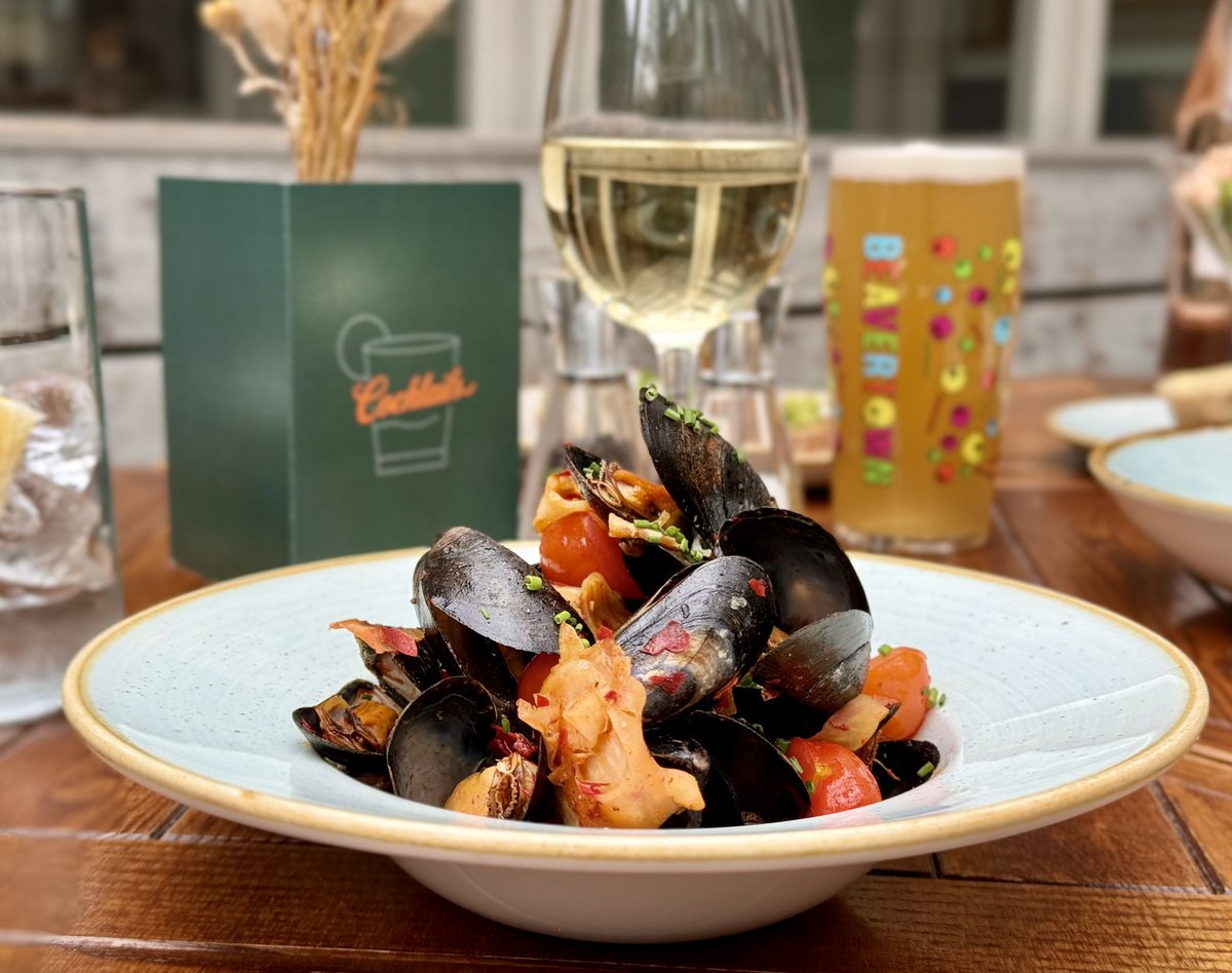 CityGateExeter's tweet photo. One of our delicious new starters π
Fowley mussels, cherry tomatoes, harissa and fennel! An absolute delicious first course or quick bite π
#youngs #youngspubs #food #mussels #seafood #exeter #exeterpub #pubrooms #youngsrooms https://t.co/GBxbXfQNg5