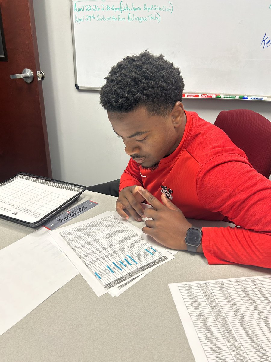 ⚫️ #TitleTown 🔴 Assistant WR coach @flipwill17 in the lab 🧪. We mapping out these Dade, Broward, and Palm Beach school visits. #WTS