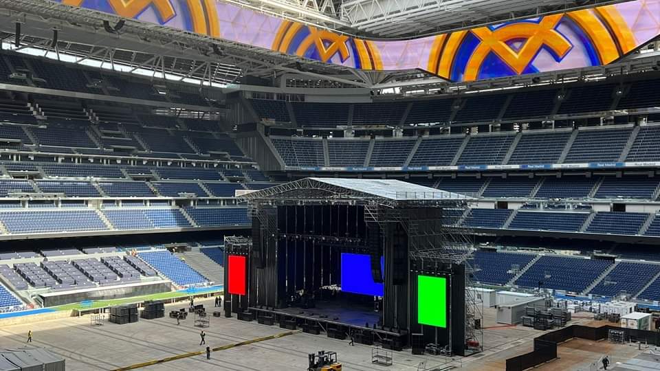 Real Madrid getting ready to celebrate the renewal of Maestro Xavi Hernández with FC Barcelona this Saturday in Santiago Bernabeu with the roof staying open.